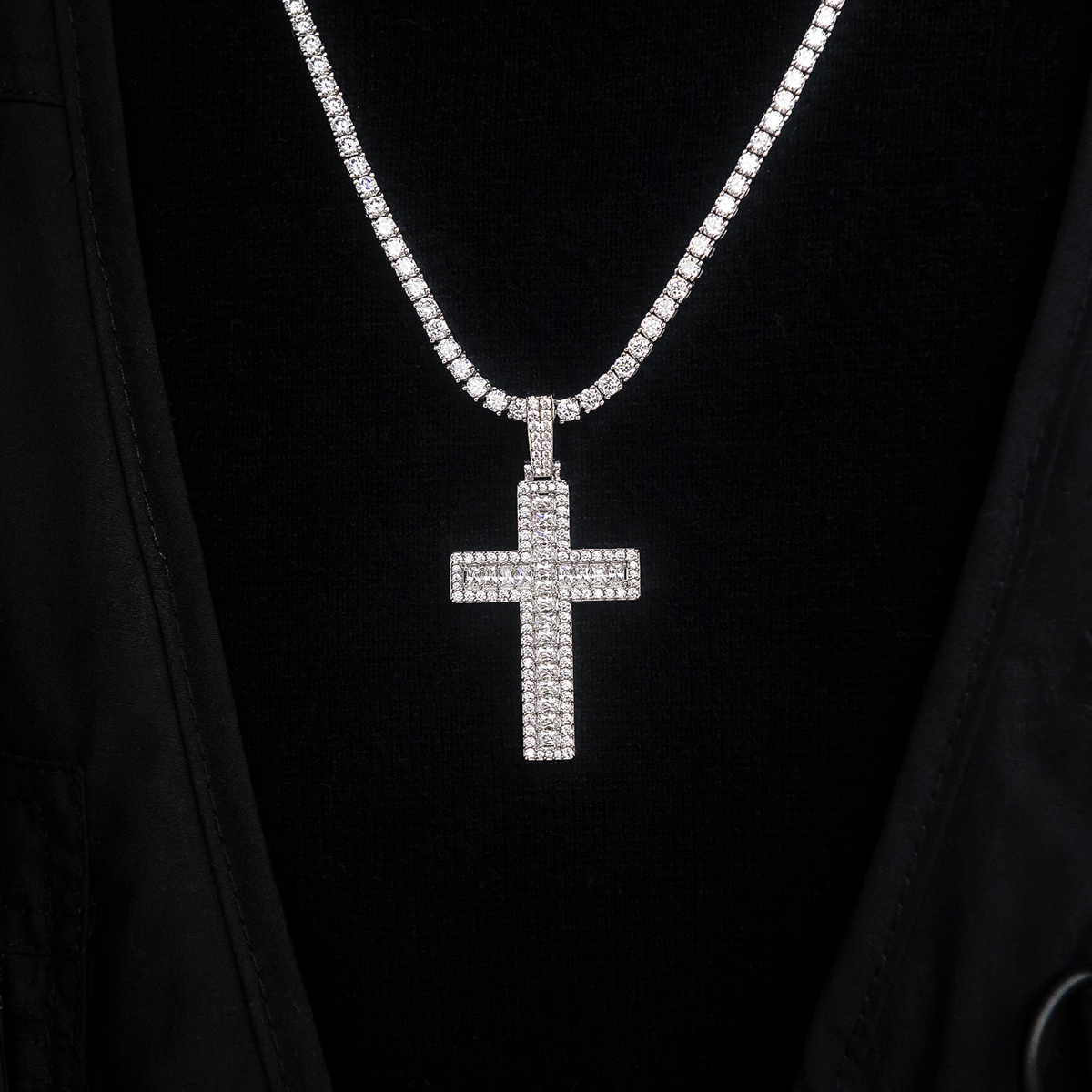 Pendentif Croix Baguette Diamantée en Or Blanc 8Shine