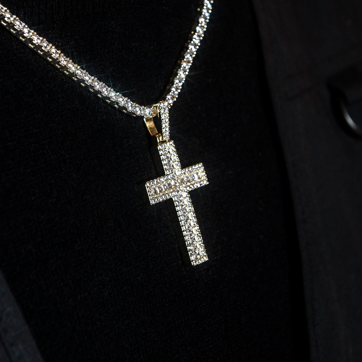 Pendentif Croix Baguette Diamantée en Or Jaune 8Shine
