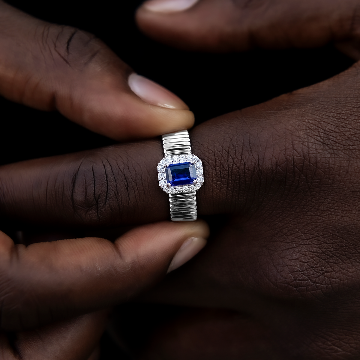 Bague 8Shine – Diamond Emerald Cut Sapphire Textured en Or Blanc Vermeil