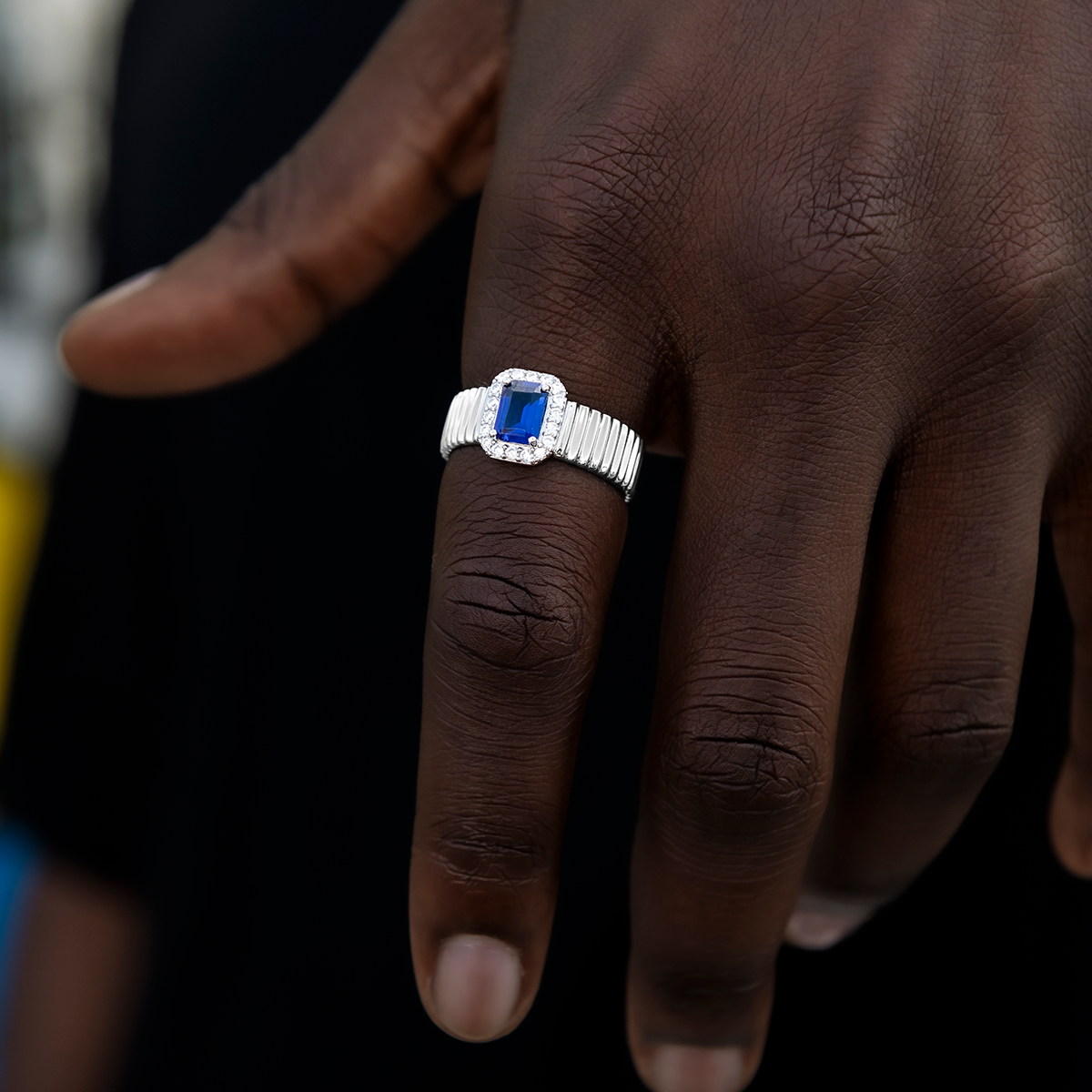 Bague 8Shine – Diamond Emerald Cut Sapphire Textured en Or Blanc Vermeil