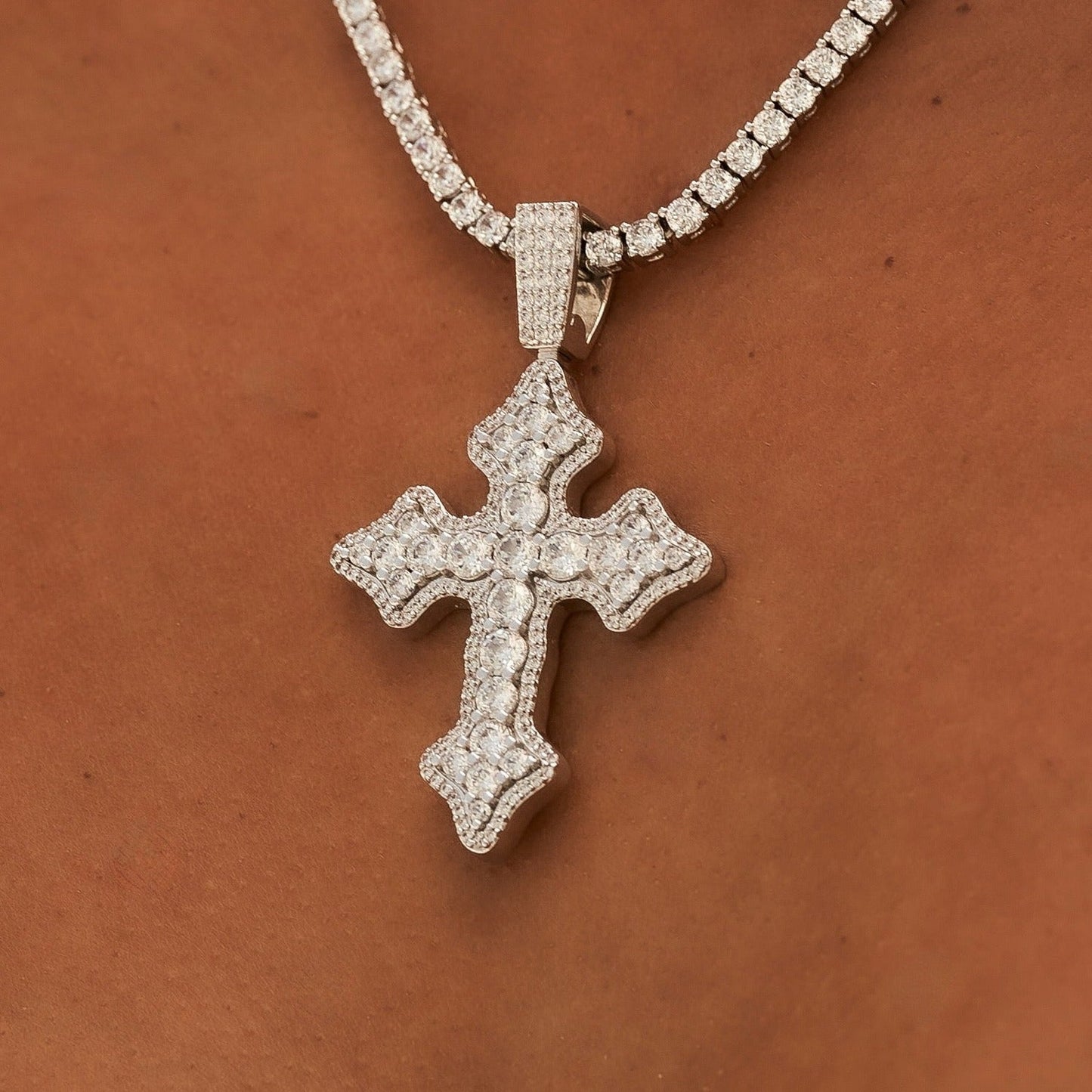 Pendentif 8Shine — Croix Gothique Iced en Or Blanc