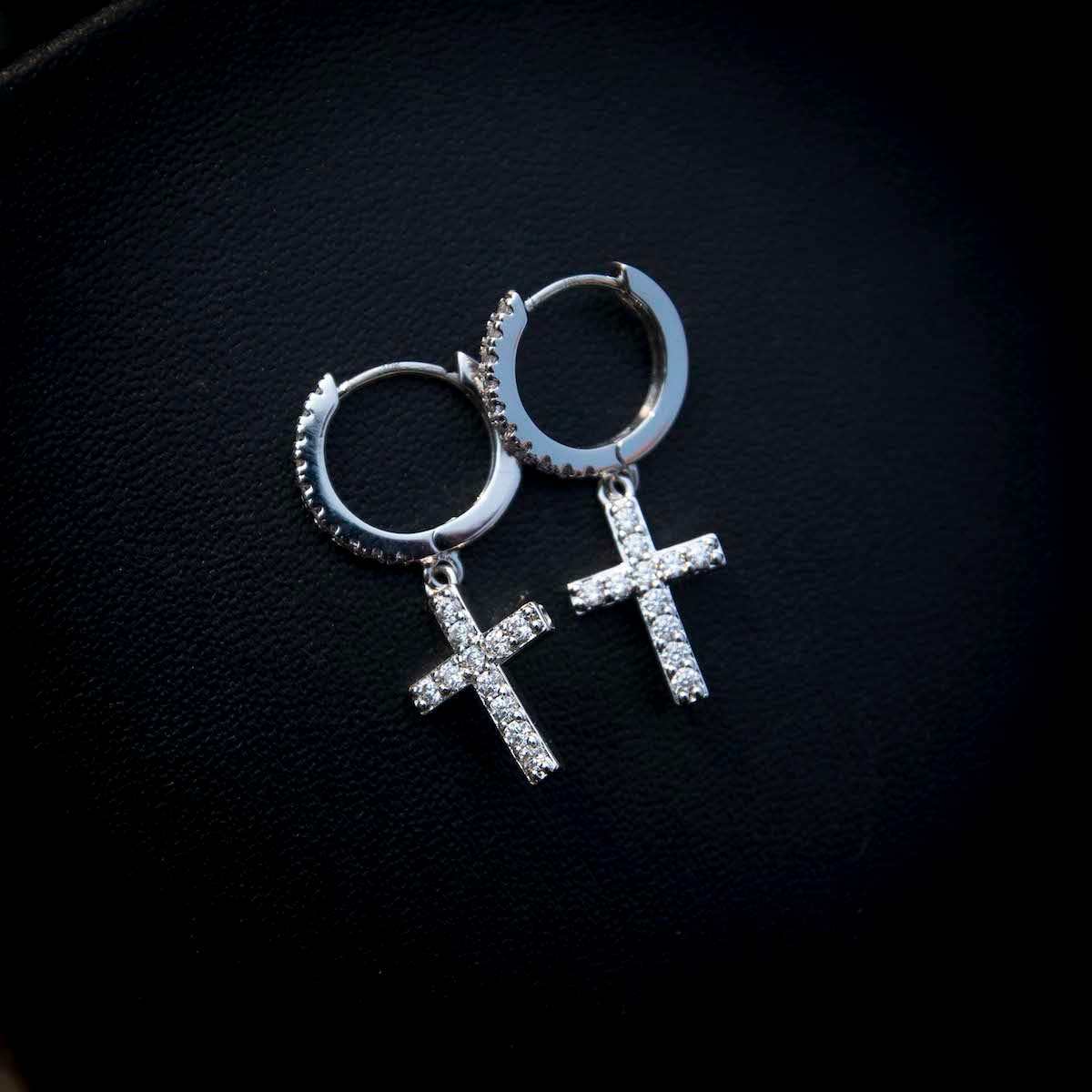 Boucles d’Oreilles 8Shine – Diamond Cross Hoop en Or Blanc