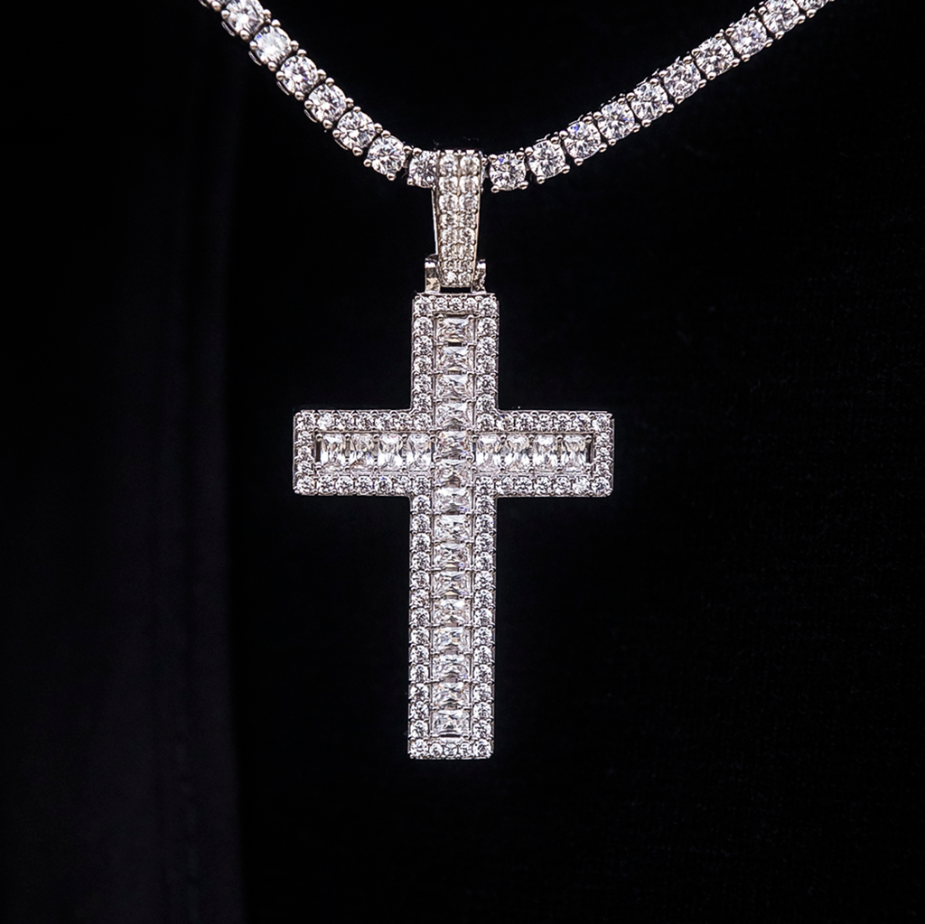Pendentif Croix Baguette Diamantée en Or Blanc 8Shine