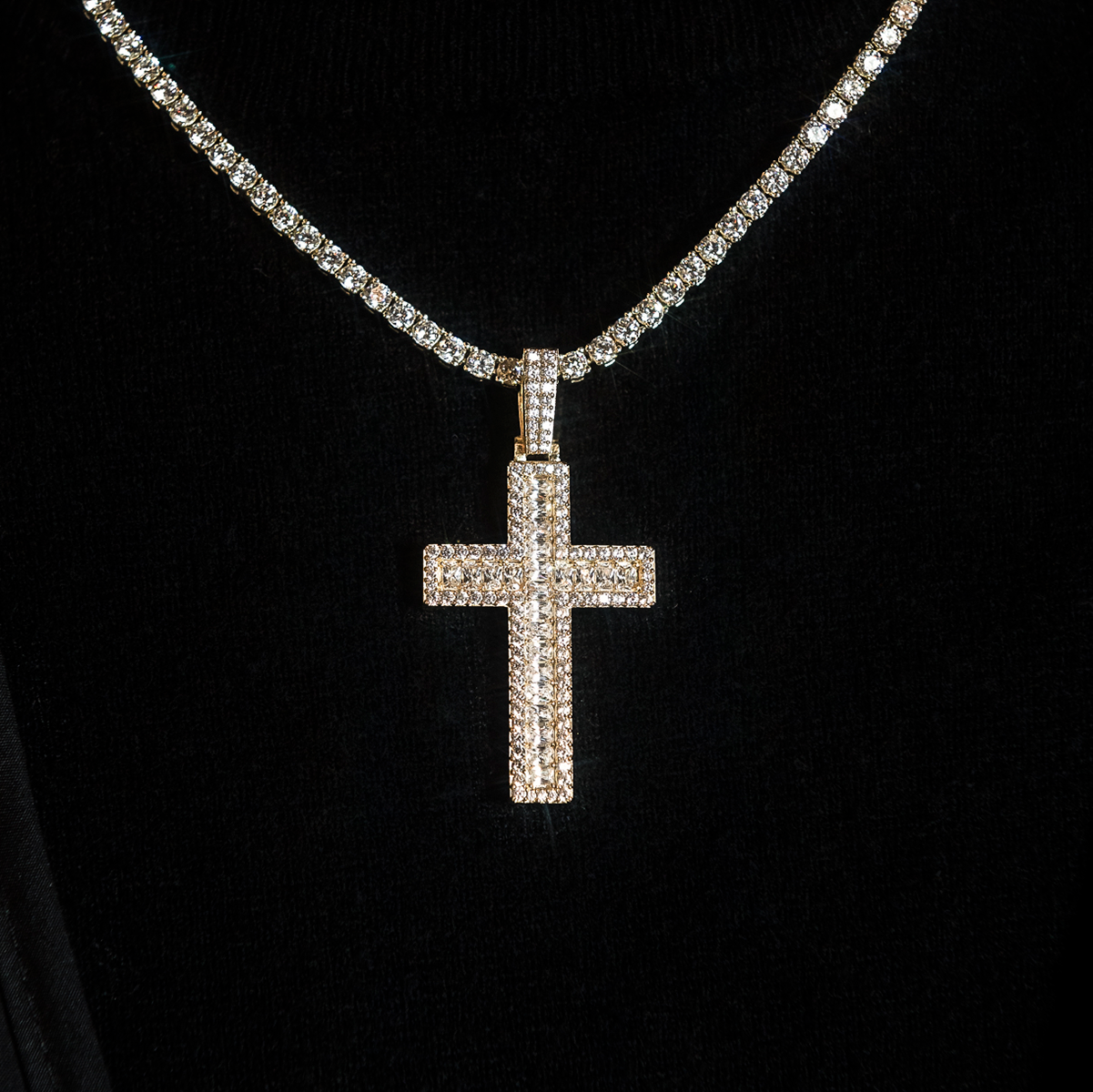 Pendentif Croix Baguette Diamantée en Or Jaune 8Shine