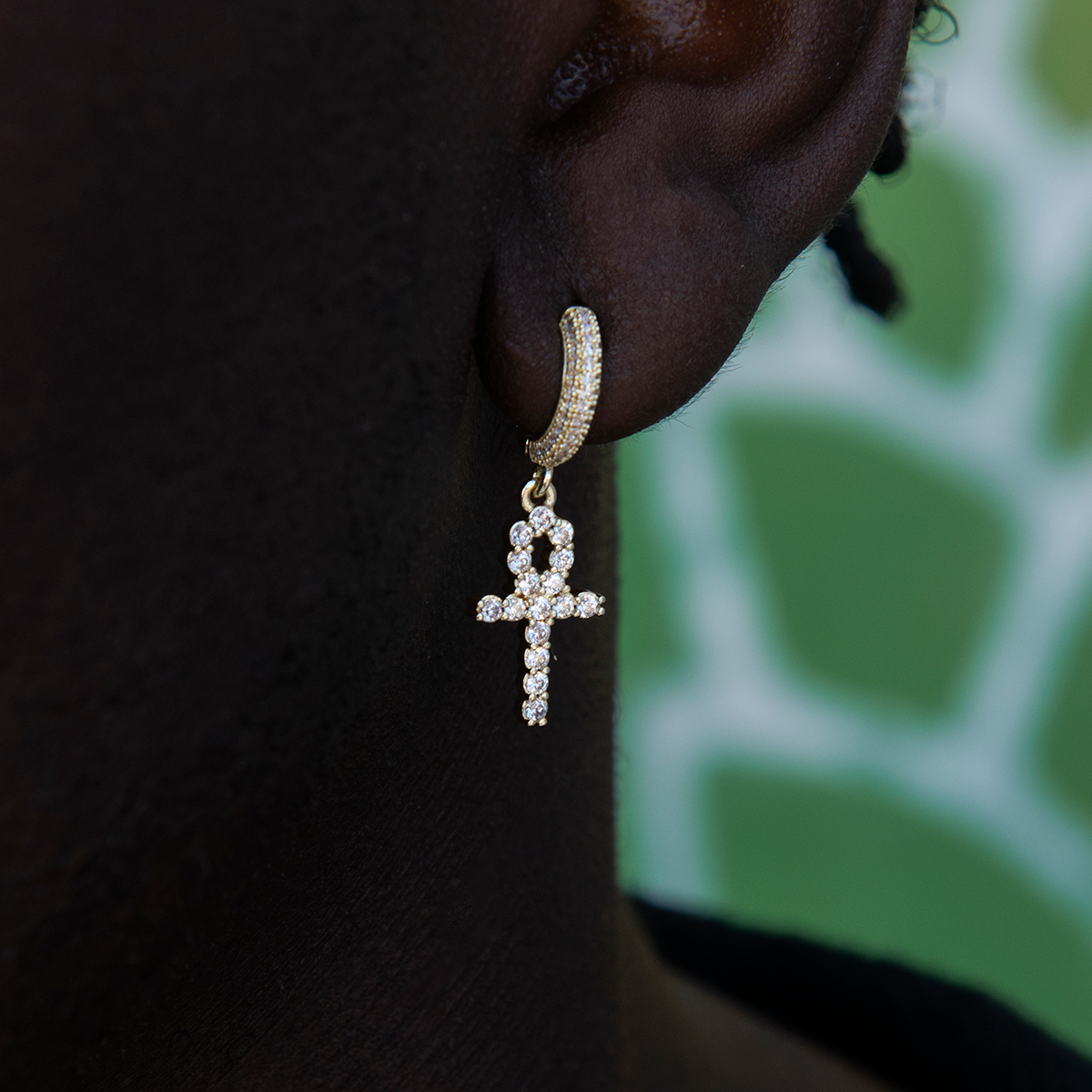 Boucles d’Oreilles 8Shine – Iced Ankh Cross Hoop en Or Jaune