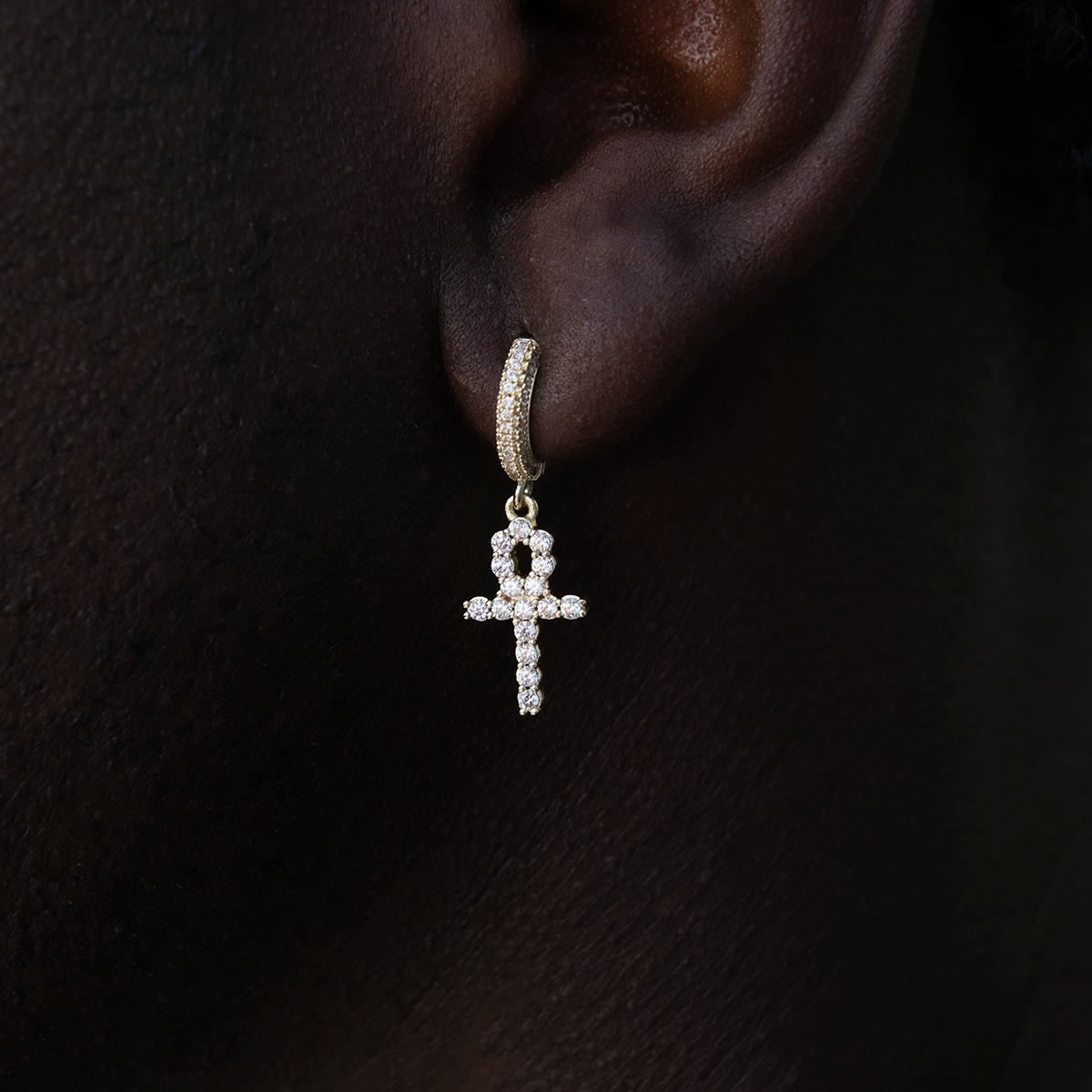 Boucles d’Oreilles 8Shine – Iced Ankh Cross Hoop en Or Jaune