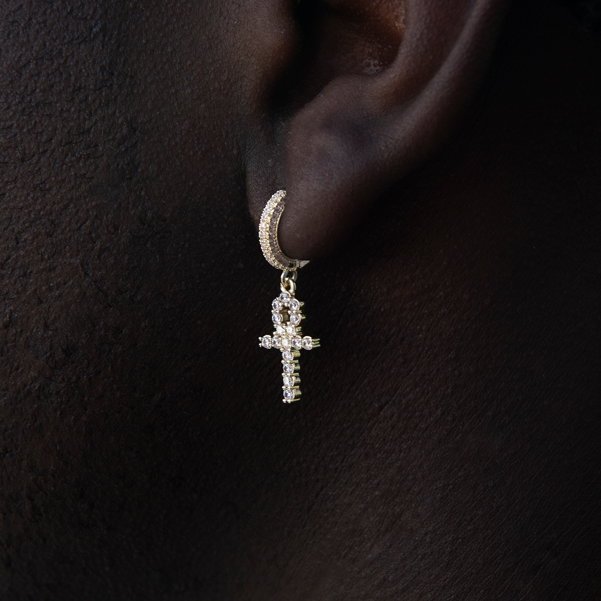 Boucles d’Oreilles 8Shine – Iced Ankh Cross Hoop en Or Jaune