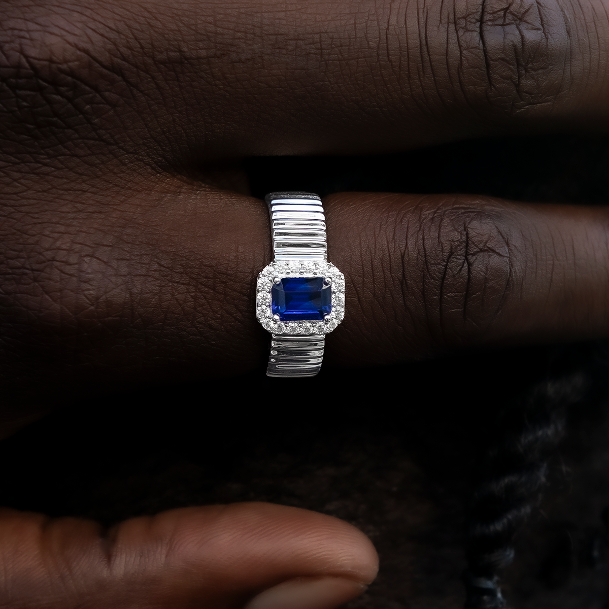 Bague 8Shine – Diamond Emerald Cut Sapphire Textured en Or Blanc Vermeil