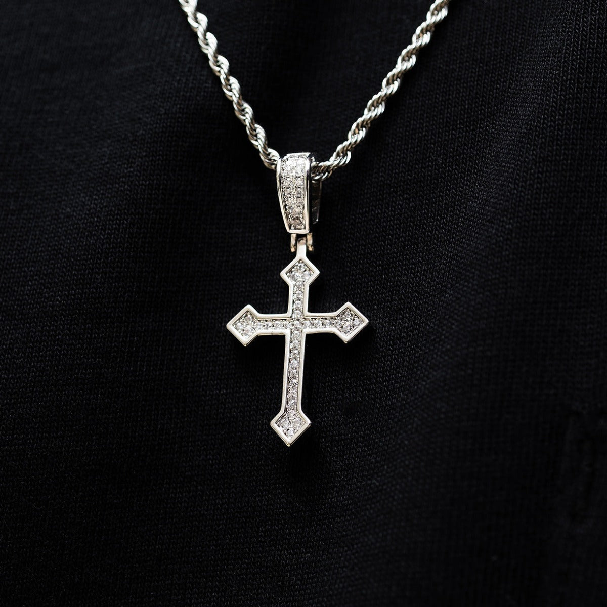 Pendentif Croix Celtique Givrée en Or Blanc 8Shine