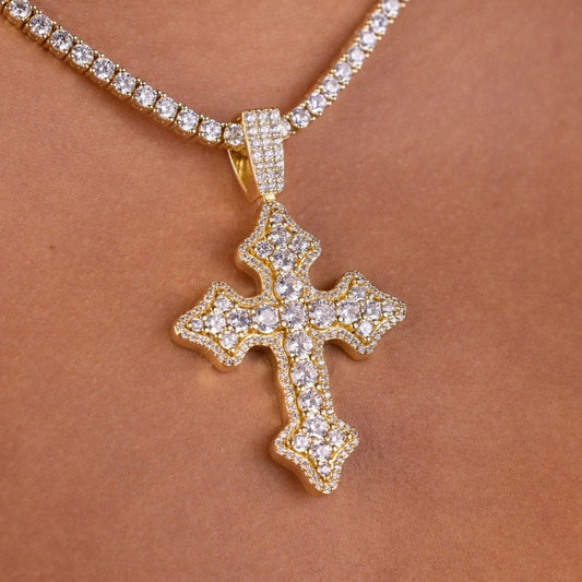Pendentif 8Shine — Croix Gothique Iced en Or Jaune