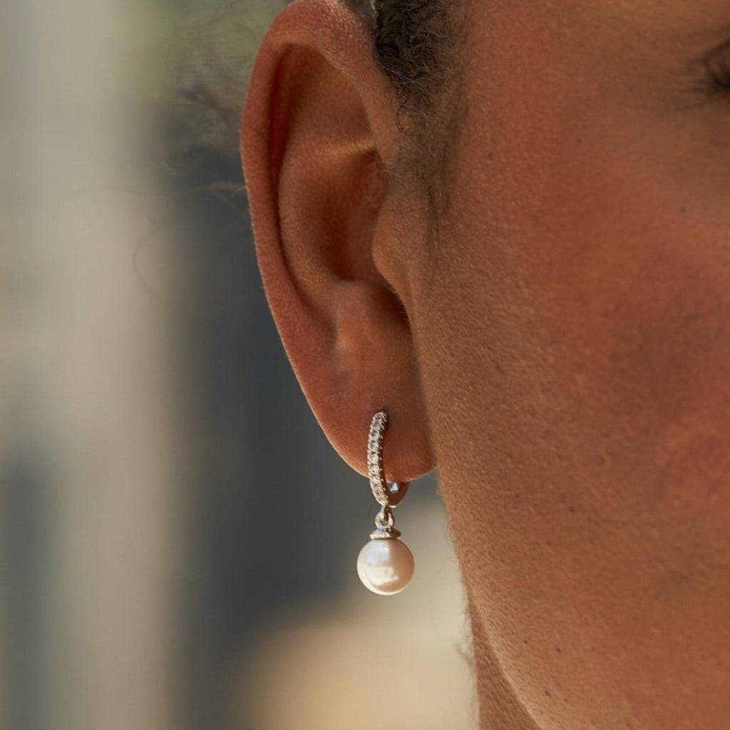 Boucles d’oreilles 8Shine — Pavé Huggie Pearl Drop en Or Blanc