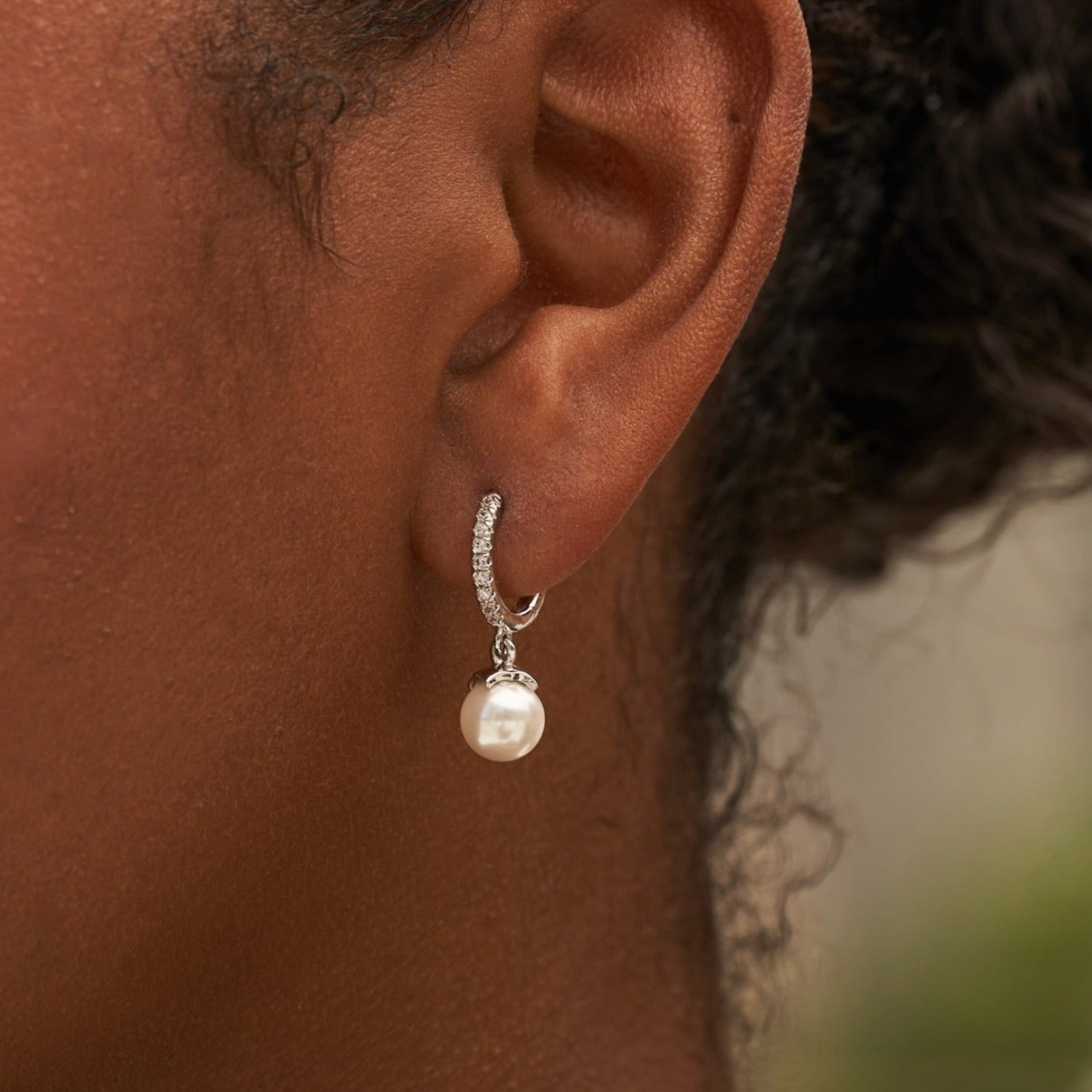 Boucles d’oreilles 8Shine — Pavé Huggie Pearl Drop en Or Blanc