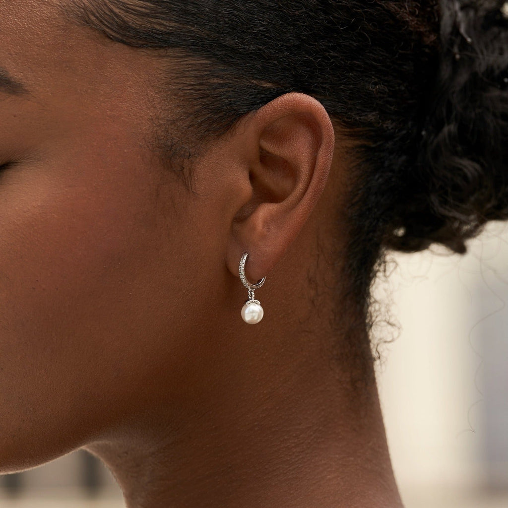 Boucles d’oreilles 8Shine — Pavé Huggie Pearl Drop en Or Blanc