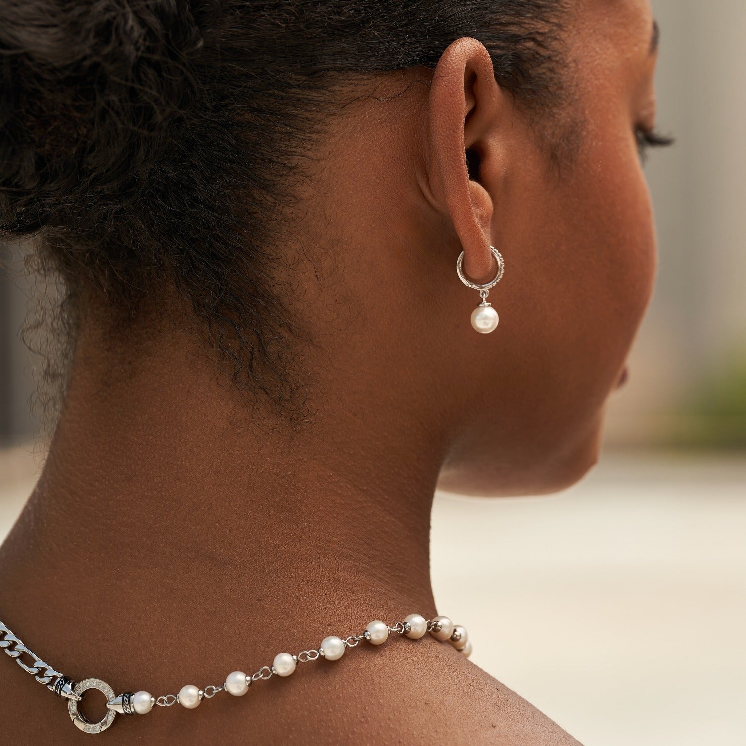 Boucles d’oreilles 8Shine — Pavé Huggie Pearl Drop en Or Blanc