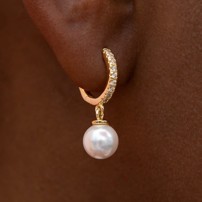Boucles d’oreilles 8Shine — Pavé Huggie Pearl Drop en Or Jaune