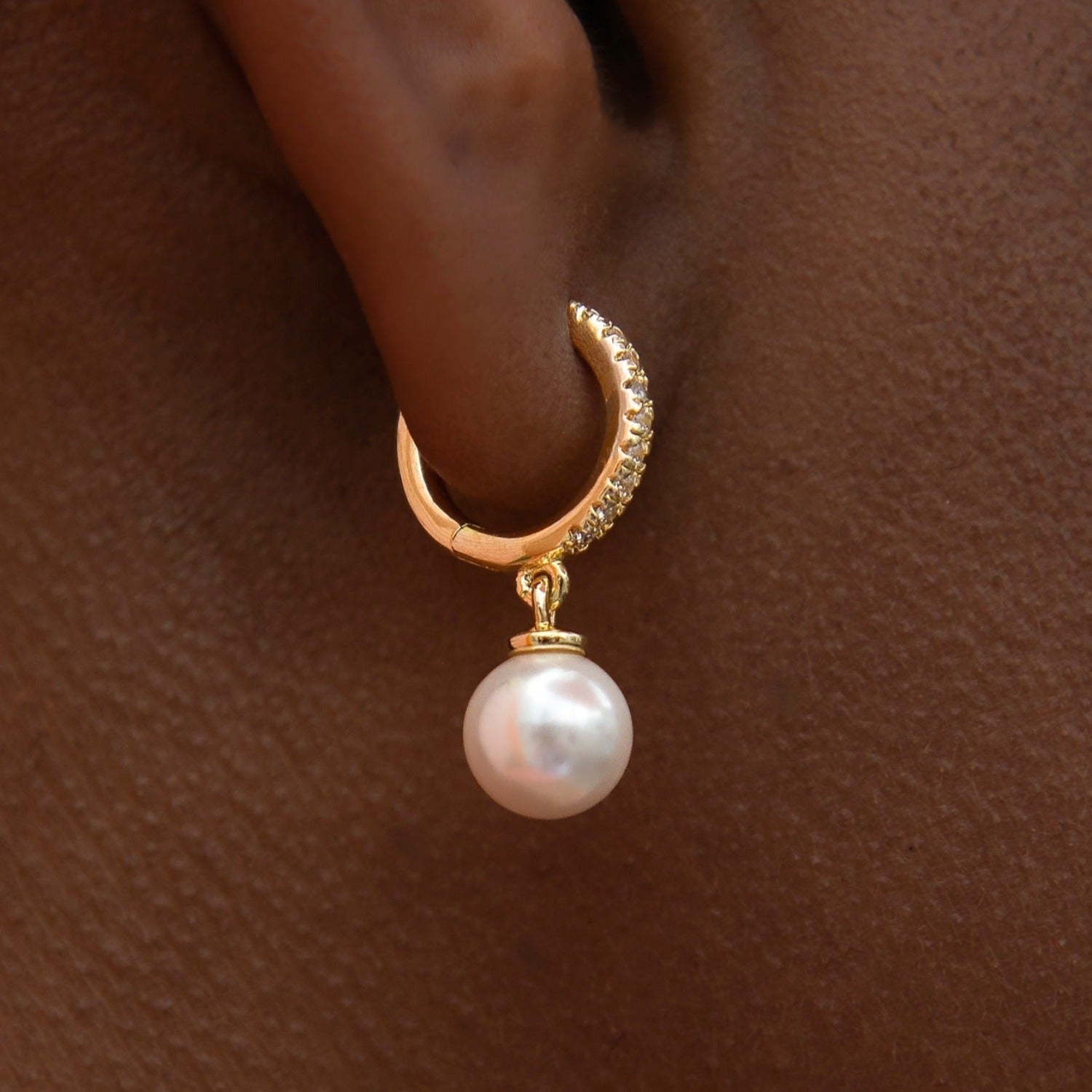 Boucles d’oreilles 8Shine — Pavé Huggie Pearl Drop en Or Jaune