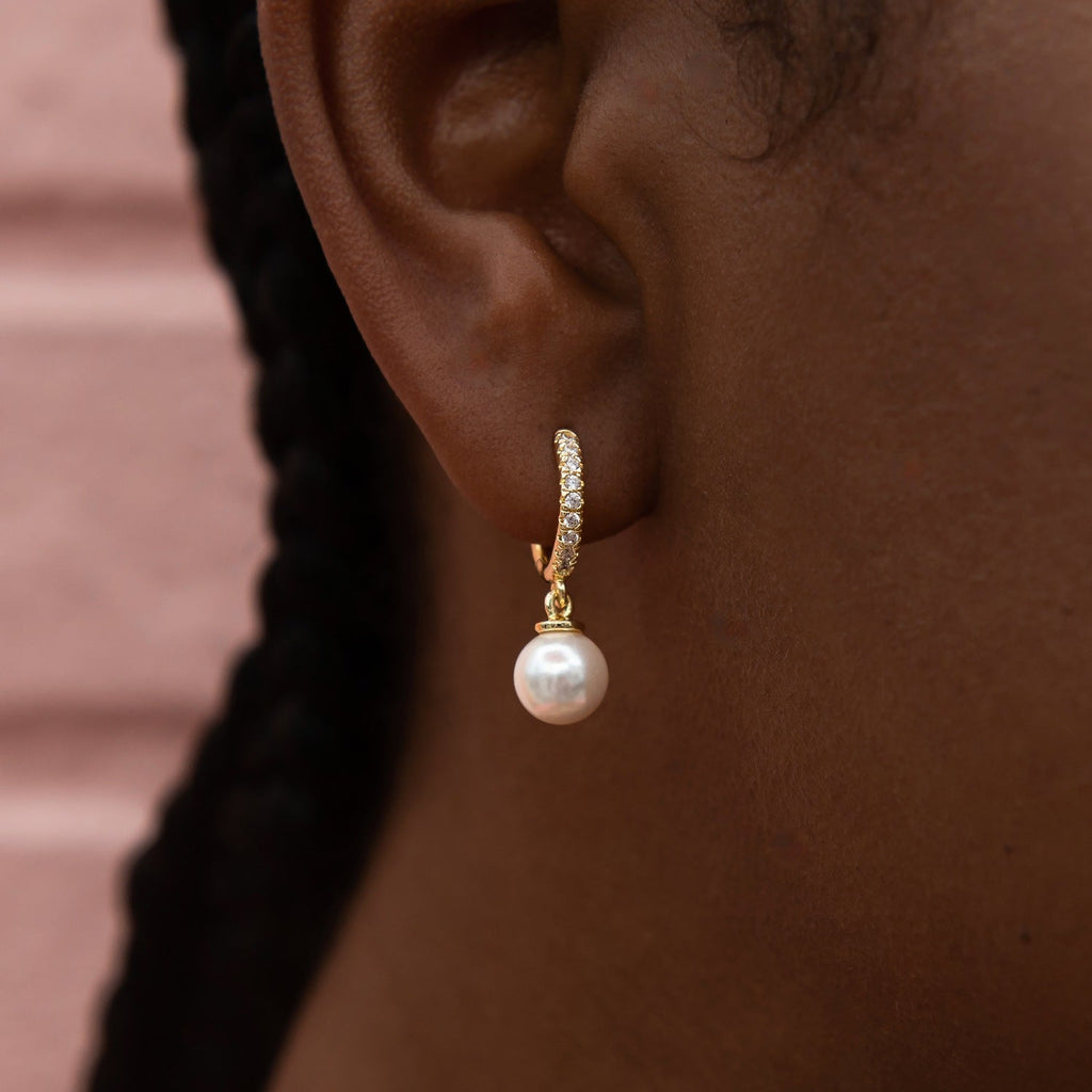 Boucles d’oreilles 8Shine — Pavé Huggie Pearl Drop en Or Jaune
