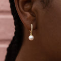 Boucles d’oreilles 8Shine — Pavé Huggie Pearl Drop en Or Jaune