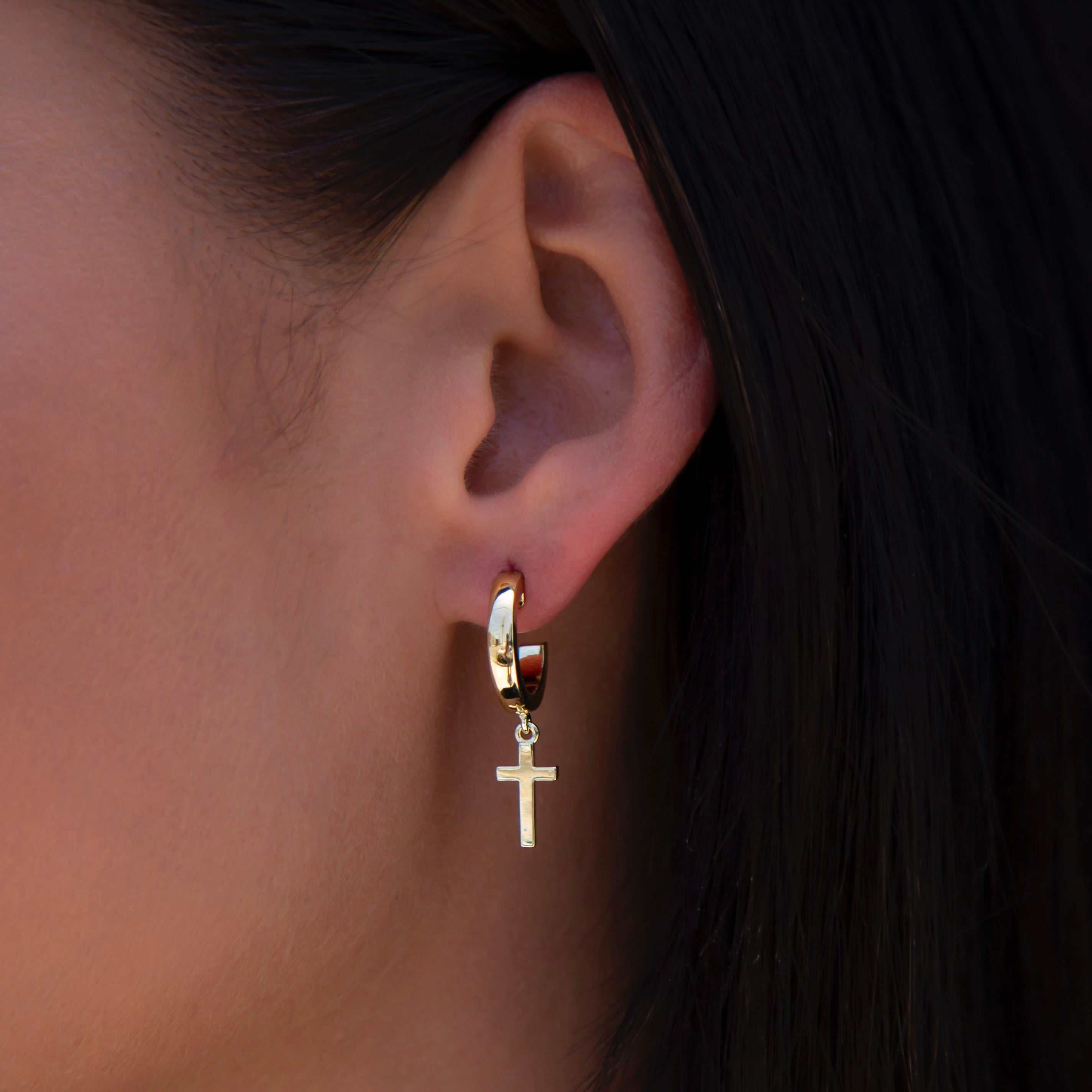 Boucles d’oreilles 8Shine — Polished Cross Round Hoop en Or Jaune