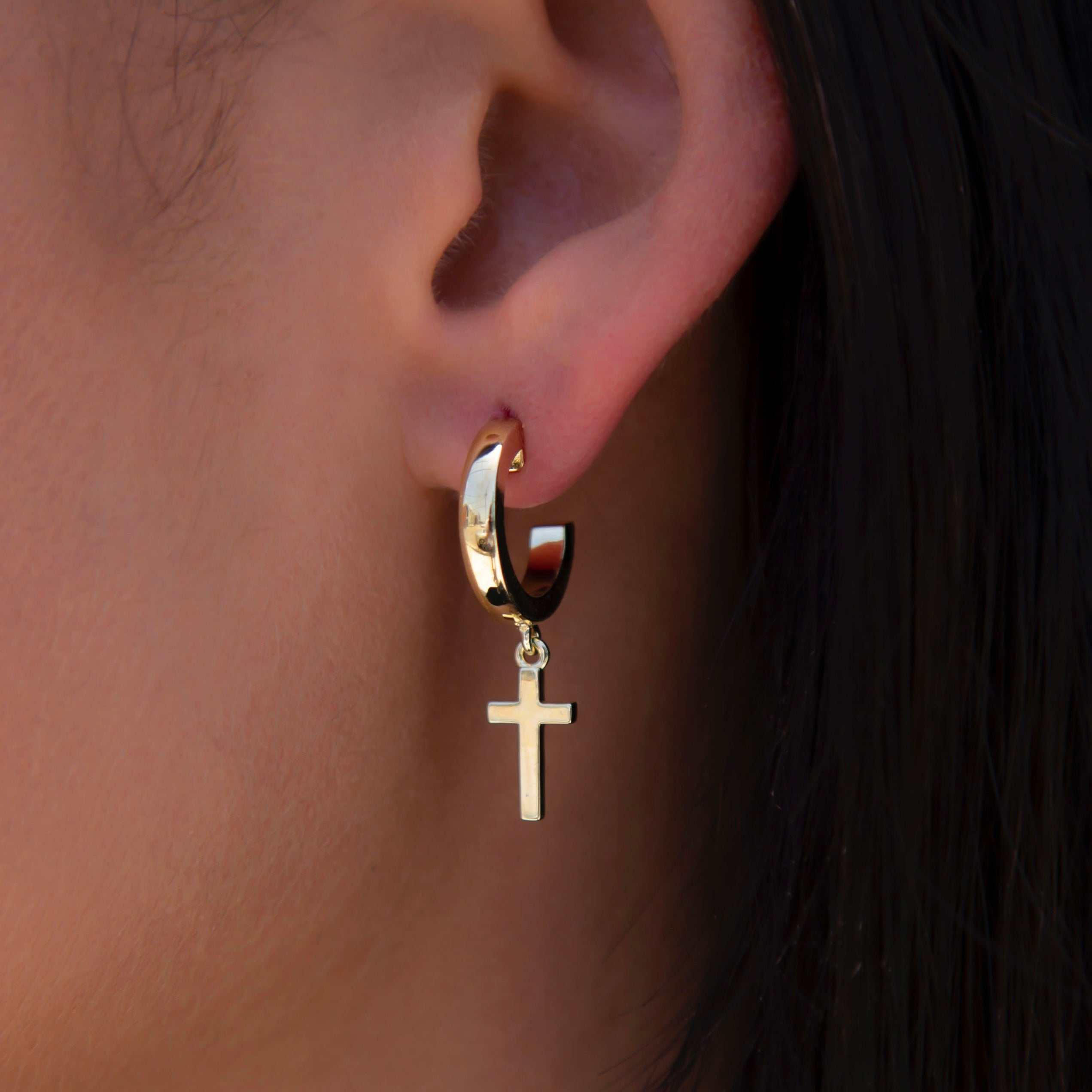 Boucles d’oreilles 8Shine — Polished Cross Round Hoop en Or Jaune