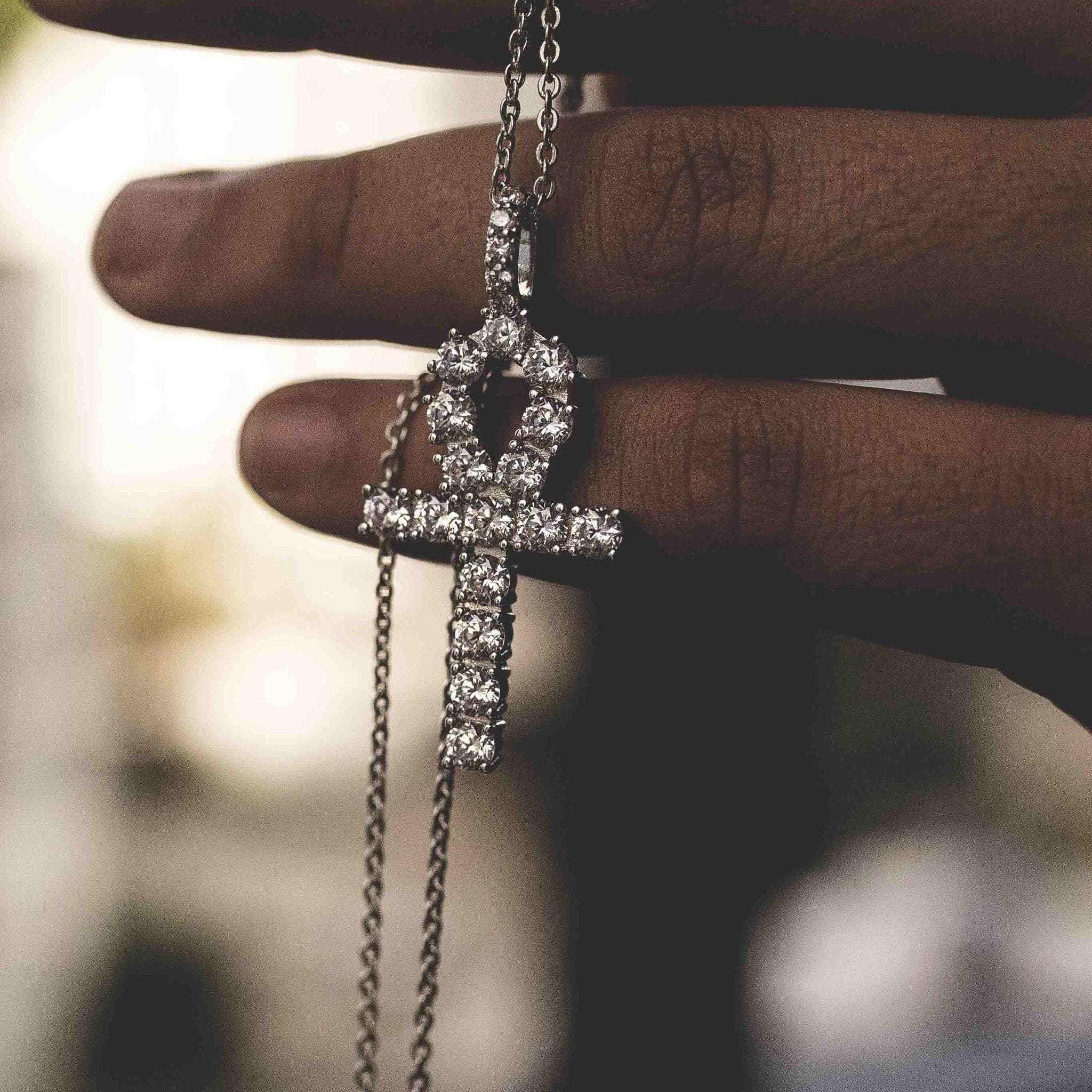 Pendentif Croix Ankh Givrée en Or Blanc 8Shine